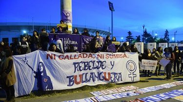 Tocan a una, rugimos todas: Hinchas de la U y feministas manifestaron repudio por violación grupal a joven en cercanías del Estadio Nacional