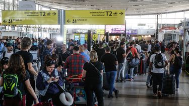 Aeropuerto de Santiago otra vez tiene problemas y retrasos: Ahora por movilización del SAG