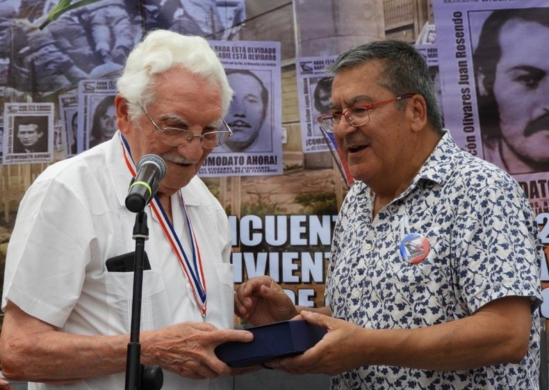Miguel Lawner Steiman recibiendo la Medalla al Honor en la Lucha por los Derechos Humanos Ano 2023.jpg