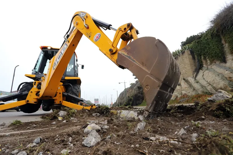 destruyo cerco con retroexcavadora por estar en desacuerdo con la particion del terreno y suprema ordena reconstruirlo.webp