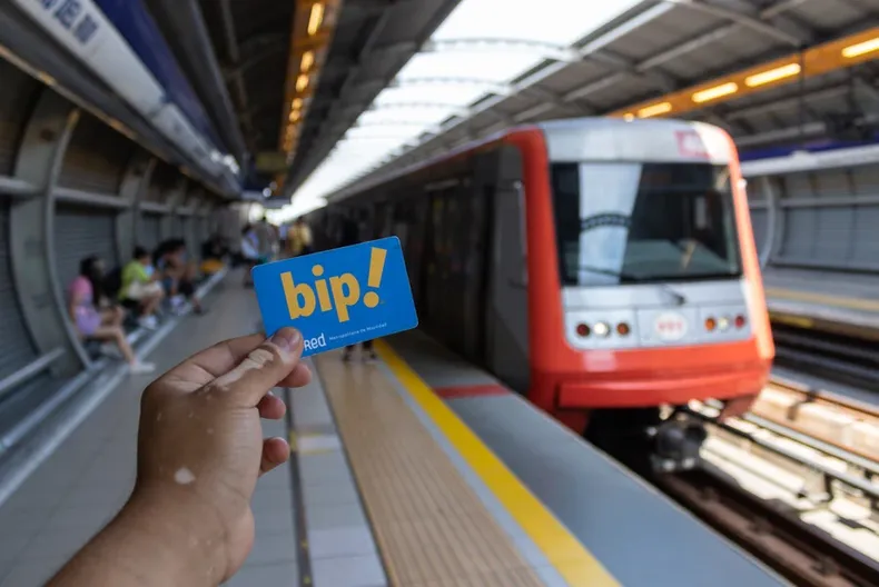 por  super lunes  en santiago  anuncian 1.500 buses adicionales y 13  mas de frecuencia en metro.webp
