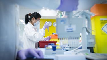 COVID-19: Prueban vacuna de Oxford/AstraZeneca por primera vez en niños