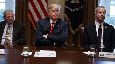 Trump despotrica contra el fiscal especial y Biden horas antes de su audiencia judicial