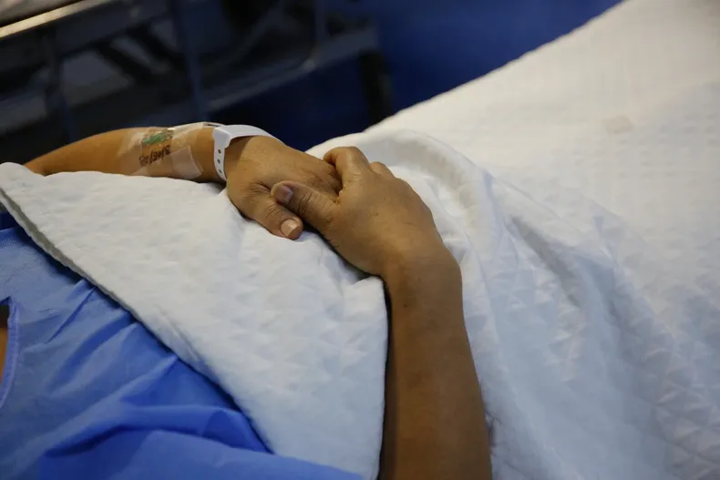 ingreso con un acv fue operada al dia siguiente y su estado empeoro clinica debera indemnizar a familia con 50 millones.webp