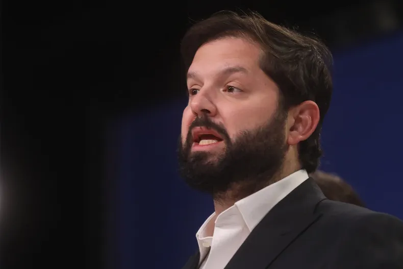 presidente gabriel boric habla sobre sanciones por no ir a sufragar vamos a ingresar las indicaciones que habilitan la multa.webp