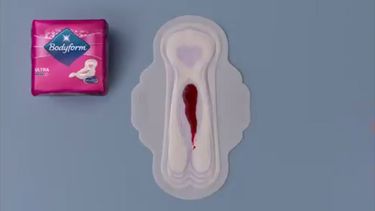 Marca de toallas higiénicas decidió mostrar sangre en vez de líquido azul en su publicidad