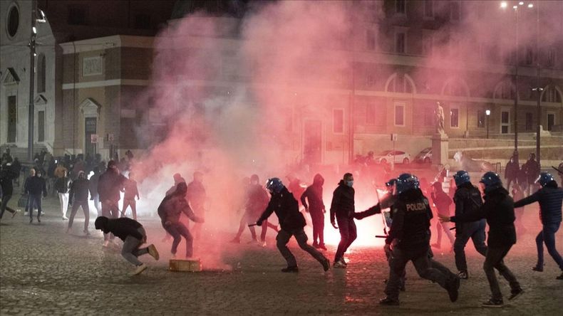 enfrentamientos entre ultras policia piazza del popolo roma 1603735470410.jpg