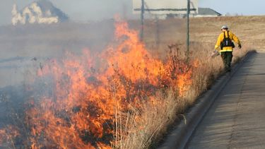 Incremento de la temperatura amenaza los avances contra el voraz fuego de California