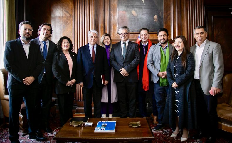 Bancada PS con el ministro de Hacienda Mario Marcel.jpeg