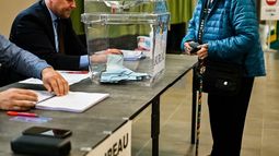 Francia vota entre el miedo a Le Pen y la decepción con Macron