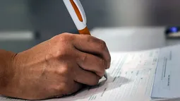 Migraciones expulsa a 281 médicos extranjeros por emitir licencias falsas y prohíbe entrada a quienes ya habían salido