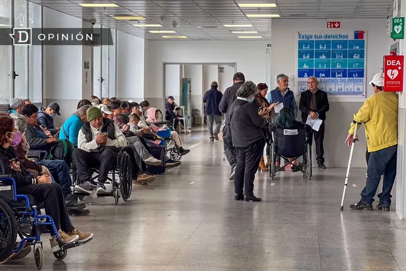 27196 foto de personas en la sala de espera del hospital de antofa.webp
