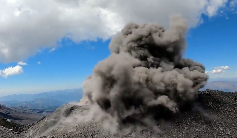 Crater del Volcan Nevados de Chillan en erupcion.jpg