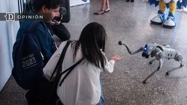 El Desconcierto | 28759 una mujer con mirando un perro robot.webp