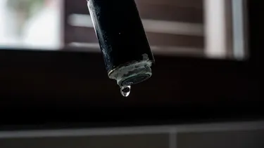 Su hermano le cortó el agua y bloqueó acceso a su vivienda heredada: Corte ordena restablecer suministro y cesar hostigamientos