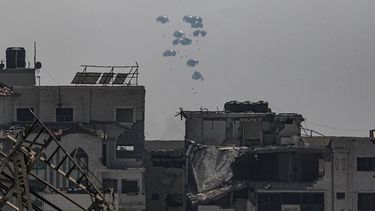 Israel lanza ayuda humanitaria en paracaídas y dice que es “falsa” la hambruna en Franja de Gaza