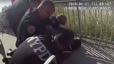 VIDEO| Suspenden a un policía de Nueva York por usar una llave de estrangulamiento
