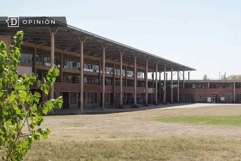 17249 imagen de un colegio vacio.webp