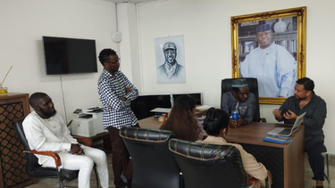 Profesor chileno en Sierra Leona ayuda a que jóvenes dejen las armas y tomen los libros