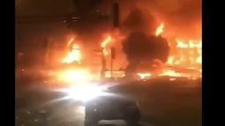 VIDEOS| La violencia no cede en Minneapolis: Incendian dos supermercados Walmart y una estación de policía