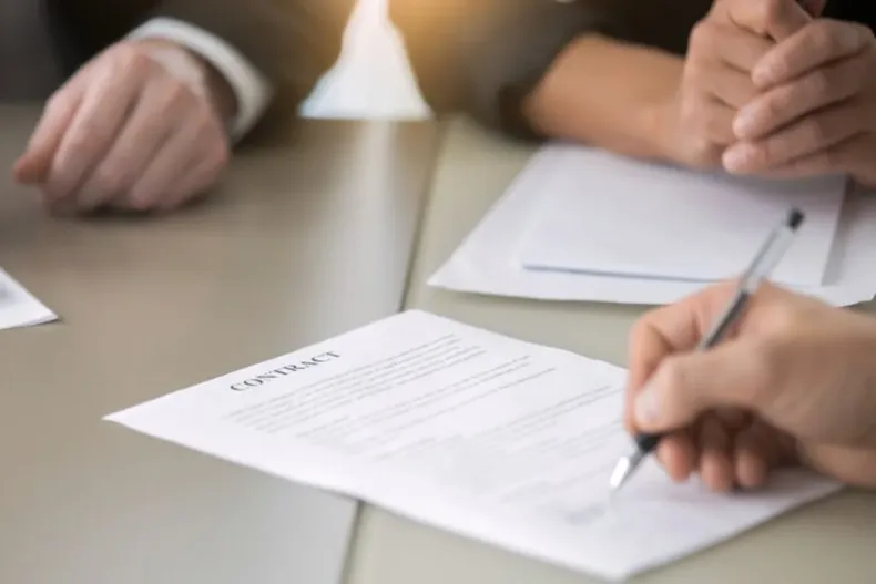 25713 clases contrato trabajo.webp