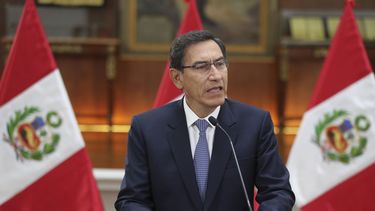 Martín Vizcarra disuelve el Congreso peruano