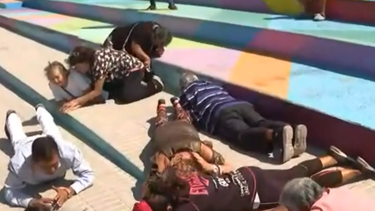 VIDEO| Burla de Julio César a tercera edad en simulacro: Están ensayando en cámara lenta
