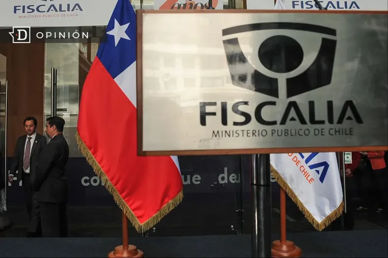12962 foto de un podio con el logo de la fiscalia.webp