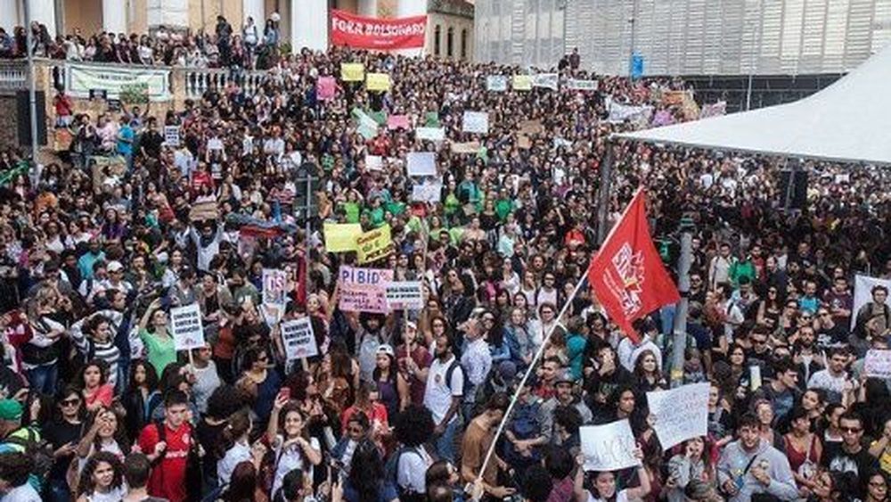 Brasil vive tercera jornada de protestas por la educación y repudian política social de Bolsonaro