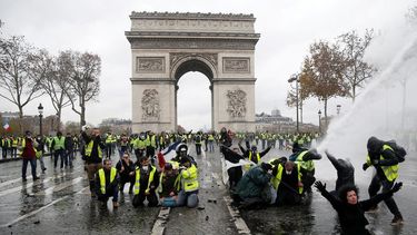 Pico pa Macron: El enigmático rayado que apareció en el Arco del Triunfo en medio de las protestas en París