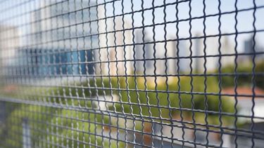 Arrendatario puso malla en balcón por seguridad de hijo y condominio lo multó: Corte dejó instalarla