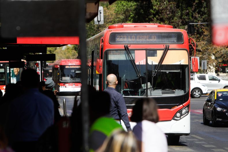 Paradero del Transantiago con personas esperando micro por dichos de ministro Louis de Grange - Agencia Uno
