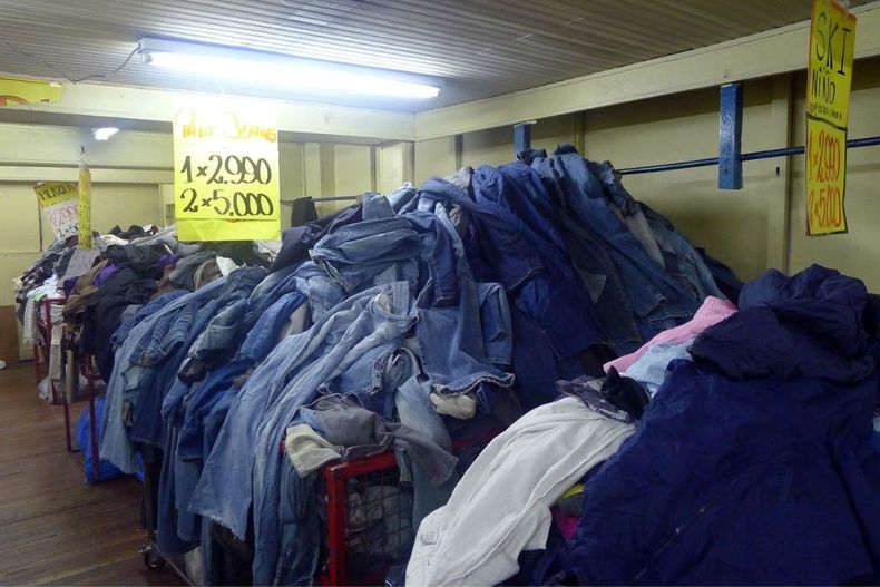 13% de la ropa importada a Chile no tiene origen declarado. Investigadoras, emprendedoras y la Ley REP intentan ordenar un mercado que crece, pero sigue sin infraestructura para reciclar.
