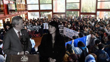 Gráfica de agresión a ministra de Ciencia / Agencia Uno