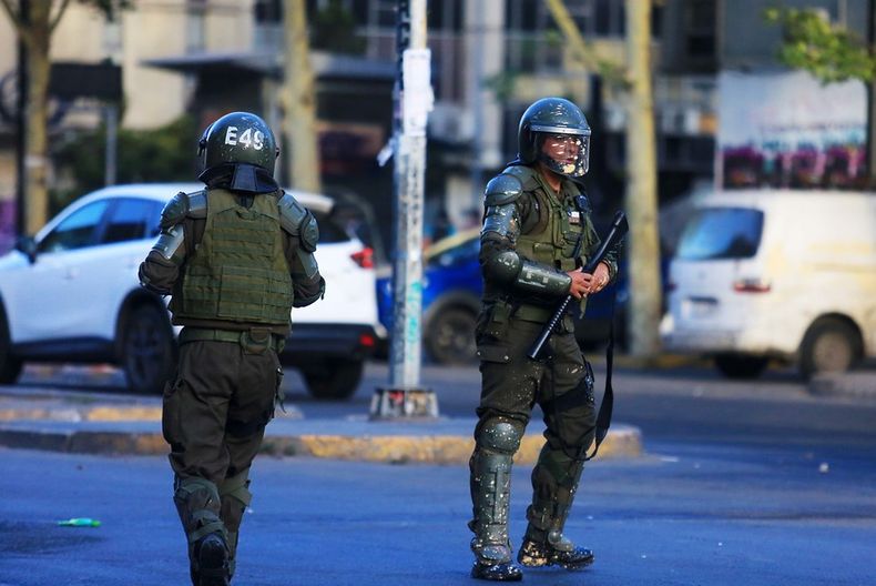 Carabineros en el Estallido Social imagen referencial.jpg