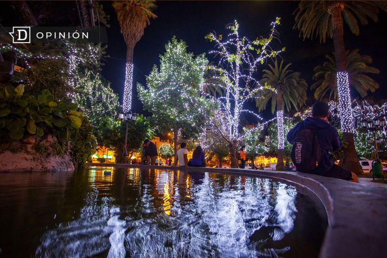 8774 imagen de luces y decoracion navidena en una plaza.jpg