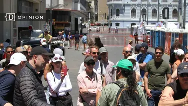 El Desconcierto | 11867 un guia turistico hablando con turistas en valparaiso.webp