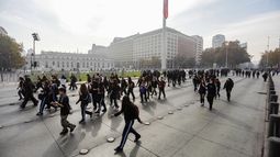 Movilización estudiantil por Alameda en el centro de Santiago - Agencia Uno Movilización estudiantil por Alameda en el centro de Santiago - Agencia Uno