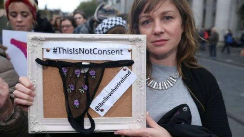 Esto no es consentimiento: Mujeres protestan por caso de violador absuelto en Irlanda porque su víctima usaba tanga de encaje