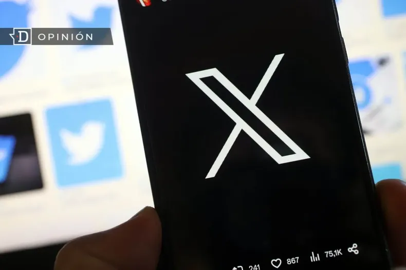 22511 imagen de un celular con la red social x abierta.webp