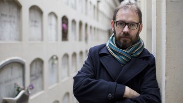 ¿Una oportunista copia?: Francisco Ortega republica su segunda novela Disfrazados
