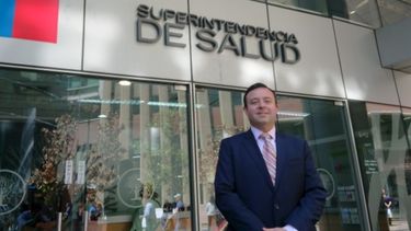 Exigen la salida del superintendente de Salud en medio de polémica por isapres