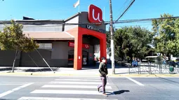 Clienta cayó con su carro por escalera mecánica de Unimarc y sufrió fractura: Supermercado deberá pagarle $10 millones