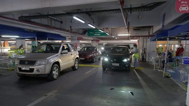 Empresa de estacionamiento debe pagar $9 millones a persona que sufrió robo al interior de su auto
