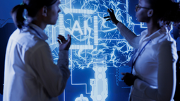 Especialista asegura que IA no eliminará empleos aunque sí transformará y desplazará roles