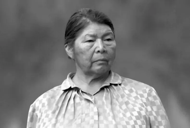 28734 julia chunil retrato blanco negro.webp