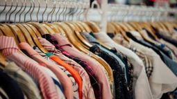 Desde el 19 de julio, la Unión Europea prohíbe a grandes empresas destruir ropa y calzado sin vender, frenando el desperdicio textil y reduciendo las emisiones.