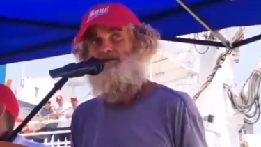 Así sobrevivió 3 meses en el mar náufrago junto a su perrita: Con pescado y agua de lluvia