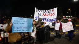 Paro de trabajadoras Junaeb genera problemas en colegios y cortes de tránsito en Alameda