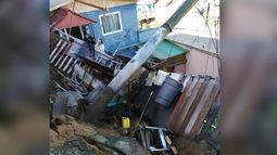 Derrumbe en cerro Ramaditas en Valparaíso: Siete casas aisladas y adultos mayores atrapados